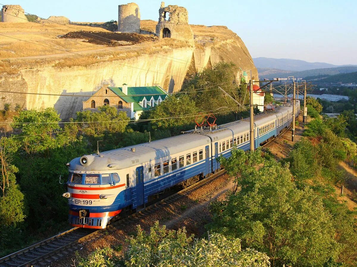 Железная дорога симферополь. Крымская железная дорога Севастополь. Крымская железная дорога в Симферополе. Мекензиевы горы Севастополь. Крымская железная дорога Симферополь-Севастополь.