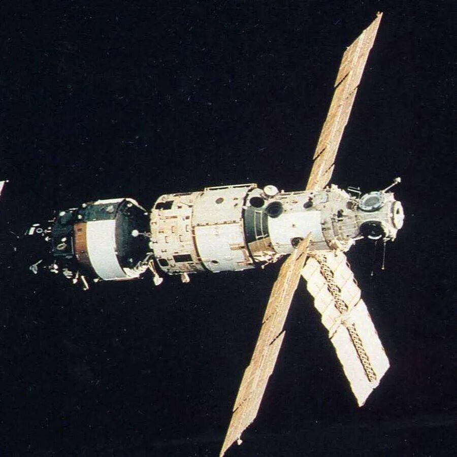 Первая космическая станция салют 1. Салют-1 орбитальная станция. Салют-6 орбитальная станция. Космическая станция космос-557. Орбитальная станция салют-7.