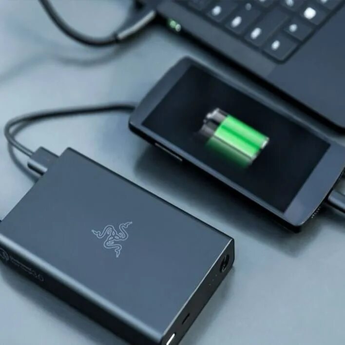 Можно заряжать ноутбук через usb. Razer Power Bank. Большой Пауэр банк. Накопитель электроэнергии для телефона на батарейках. Повербанк для ноутбука леново.