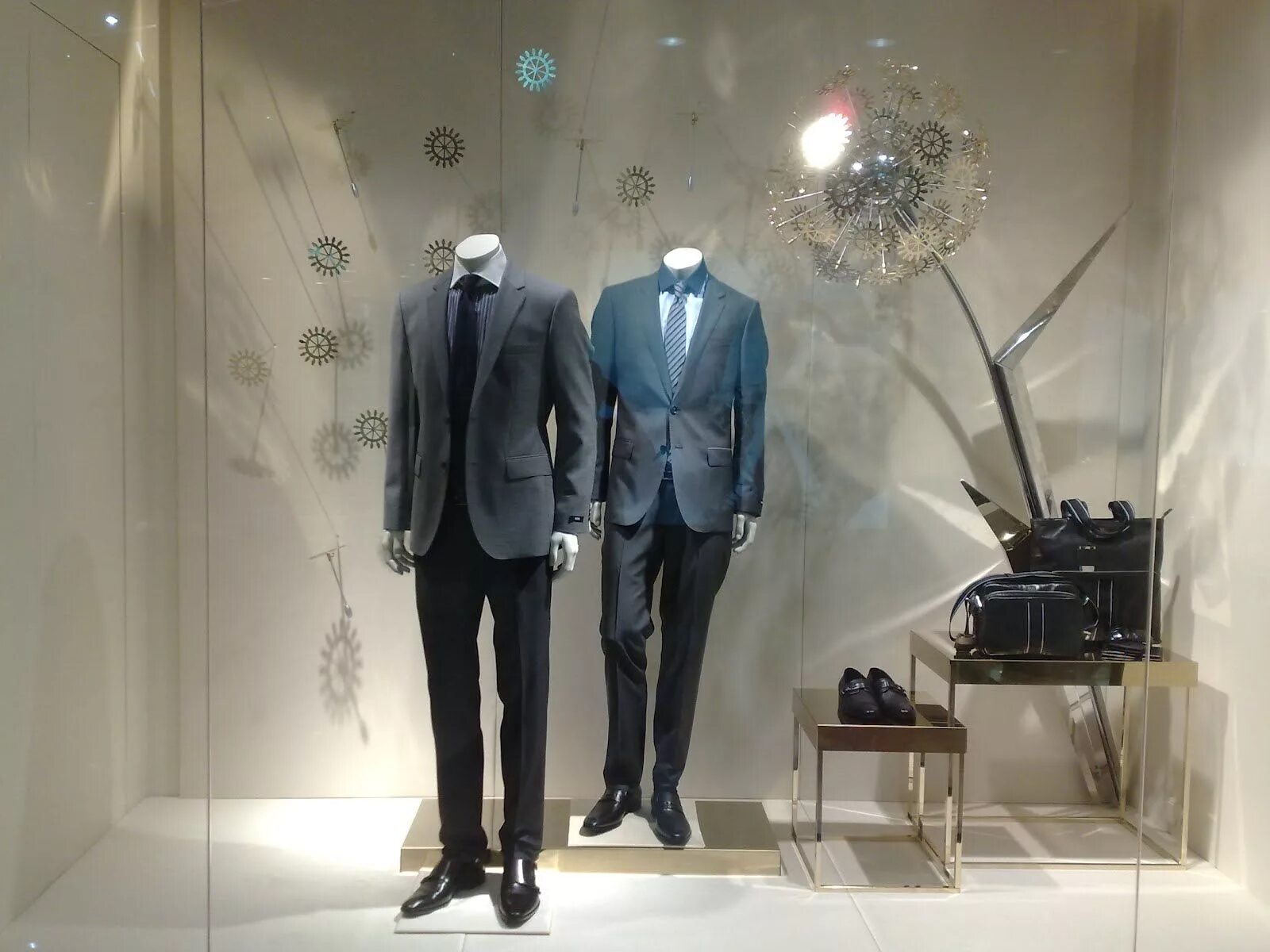 На витрине самыми запоминающимися были двое. Креативные витрины магазинов. Красивые витрины магазинов одежды. На витрине самыми запоминающимися были двое. На витрине самыми запоминающимися были двое.