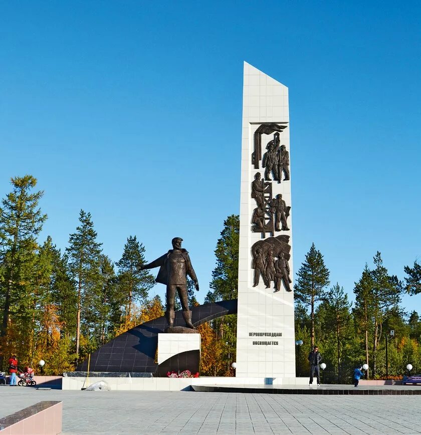 Губкинский памятник. Памятник первооткрывателям губкинский. Памятник пераопроходцам губкин. Губкинский памятник. Памятник первопроходцам губкинский.