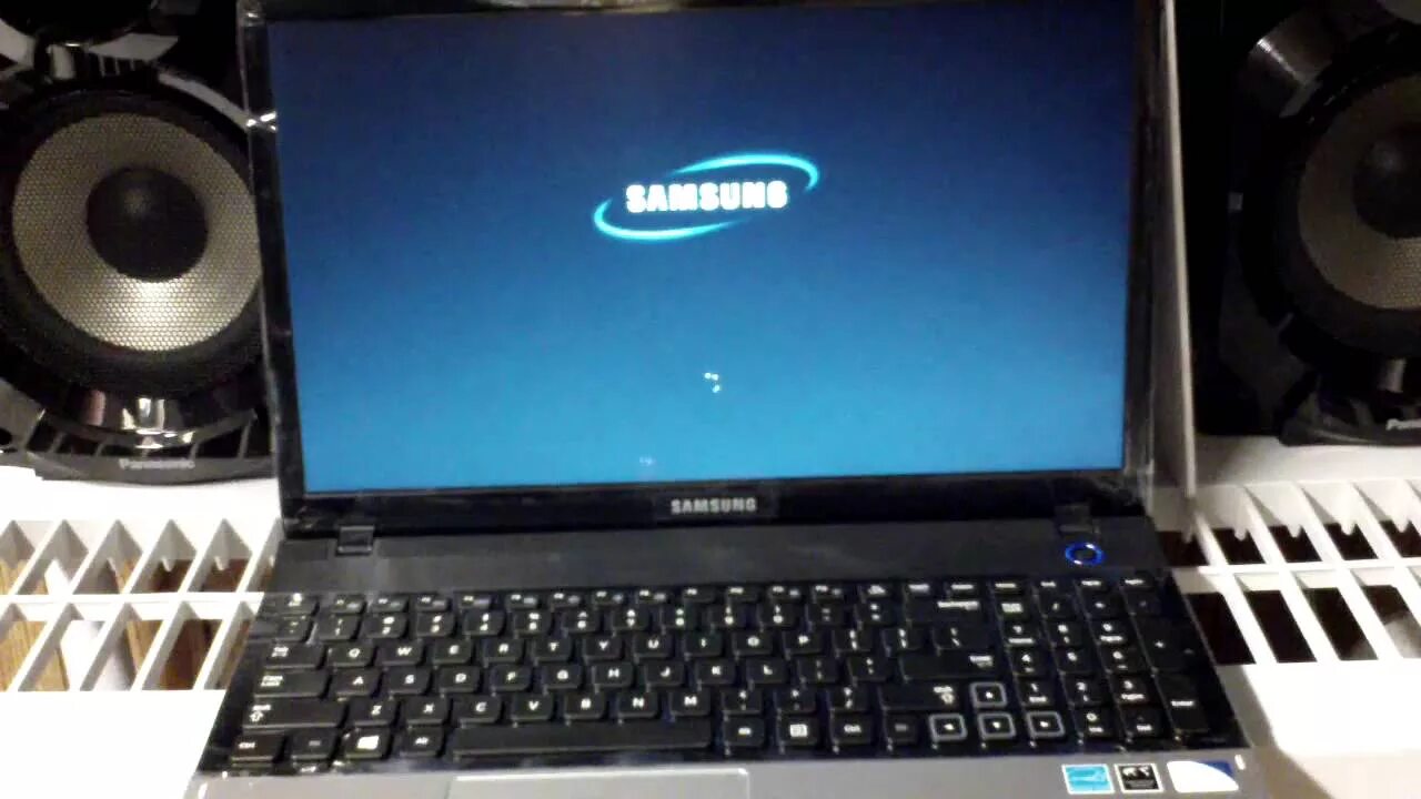 Ноутбук самсунг видит. Samsung np300e5c. Np300e5c Samsung Laptop. Ноутбук np300e5c Samsung WIFI. Samsung np300e5c Windows 7.