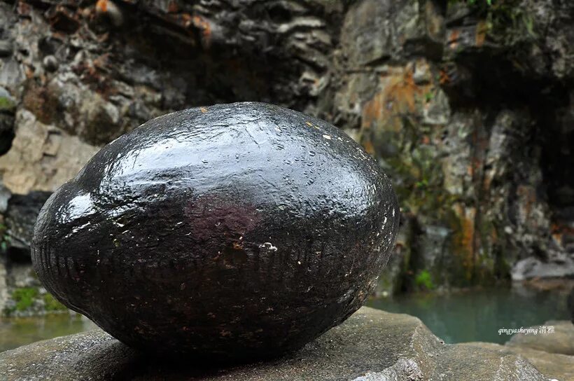 Китай гора ганденг. Скала яйцо. Гора рождающая каменные яйца. Гора рождающая каменные яйца. Скала откладывающая яйца.