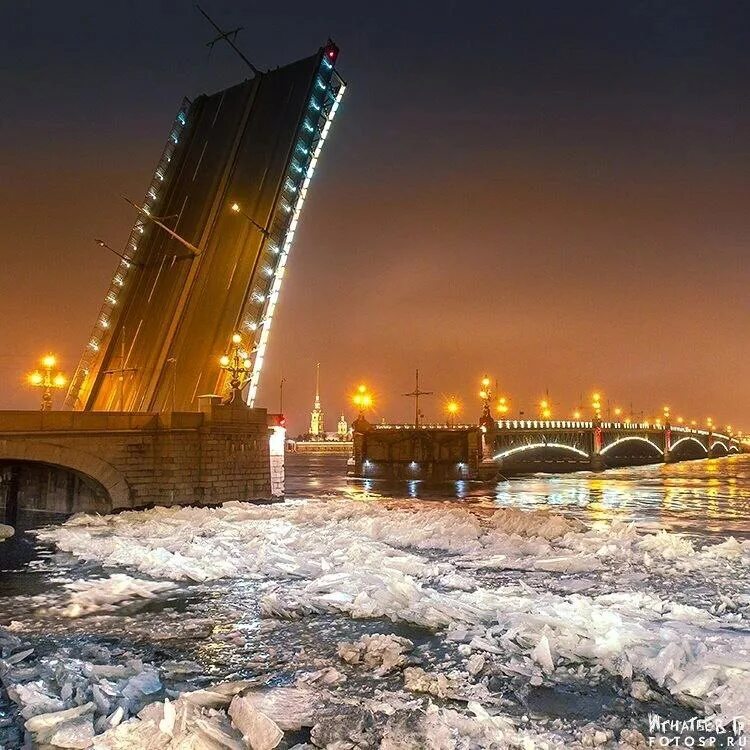 Мосты санкт-петербурга разводные зима. Мостов в санкт-петербурге мостотрест. Троицкий мост в санкт-петербурге. Петербург баржа разводной мост. Зима питер мост разводной.