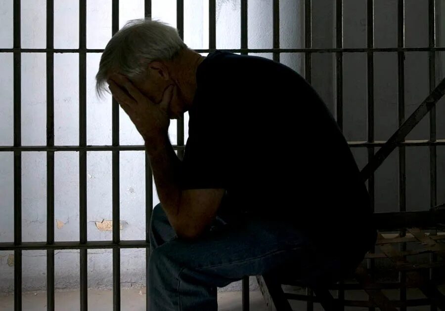 Любовь за решеткой 4 глава. Предприниматель за решеткой. Самые жесткие наказания. Девушка за решеткой. Мужчина за решеткой.