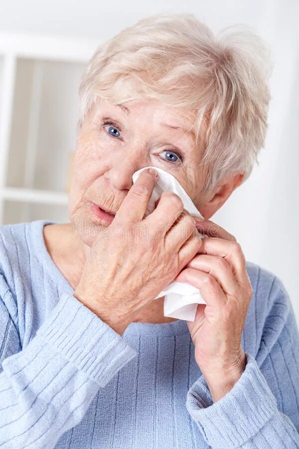 Обидели пенсионеров. Пожилая женщина рыдает. Пожилой человек плачет. Грустная пожилая женщина. Немолодая женщина плачет.