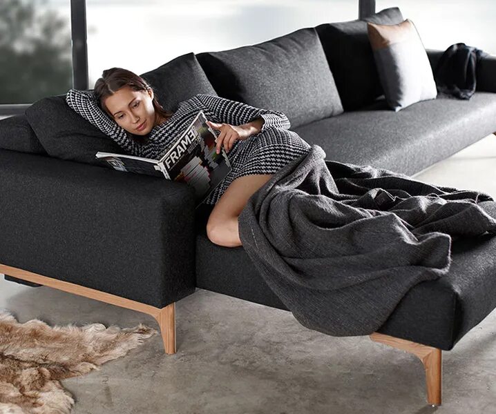 Шалине диване. Шалине диване. Диван bolero fama. Диванти. Человек на красном диване.