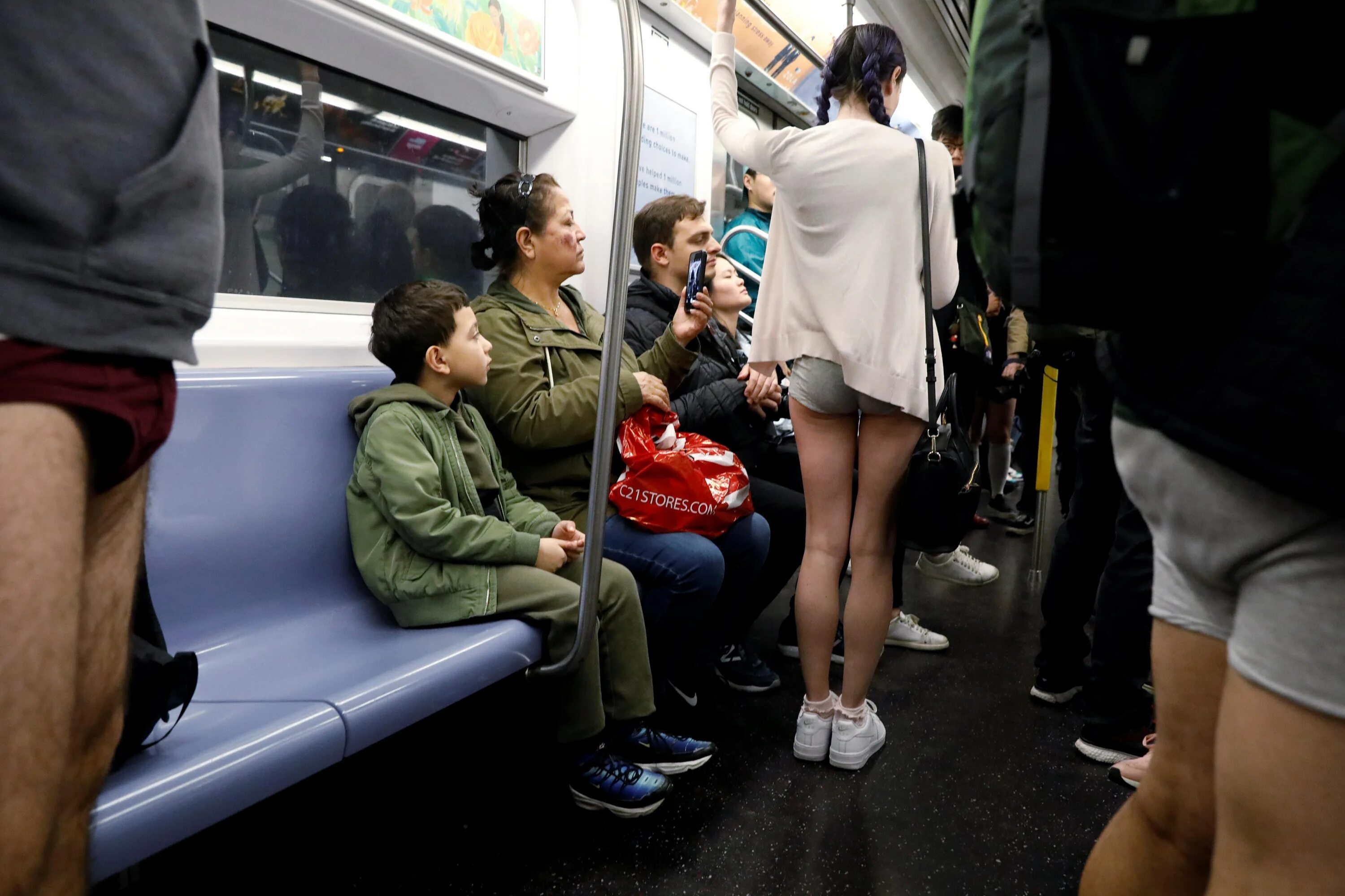 No Pants Subway Ride Москва метро. Нью Йорк метро без штанов. Флэшмоб в метро без штанов в Москве. Пассажиры метро Нью Йорка. Без штанов без цензуры