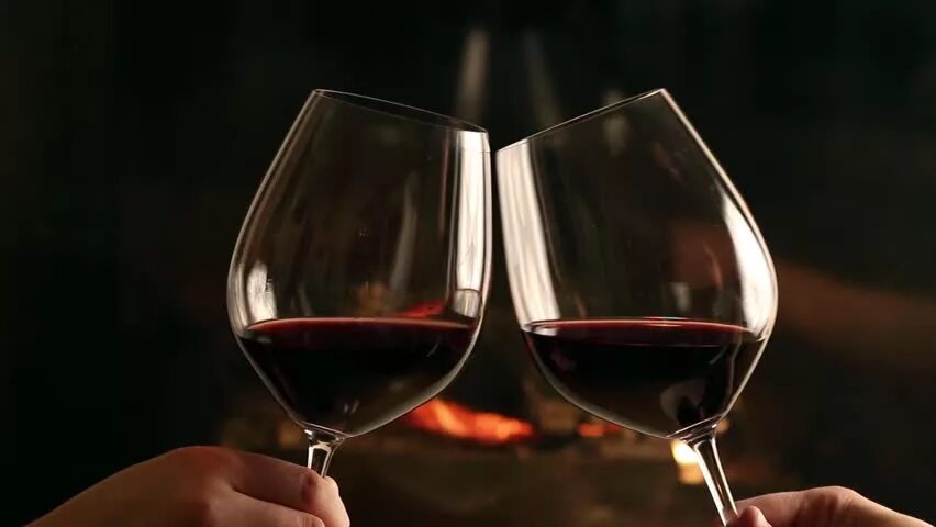Два бокала вина. Бокал с вином. Два бокала с вином. Бокалы вина чокаются. Два бокала вина бабек