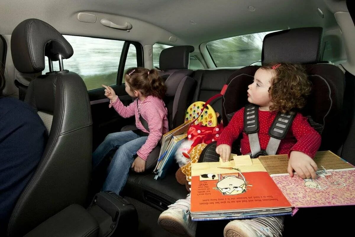 Путешествие на машине с детьми. Поездка с детьми на машине. Дети путешествуют. Машина для детей.