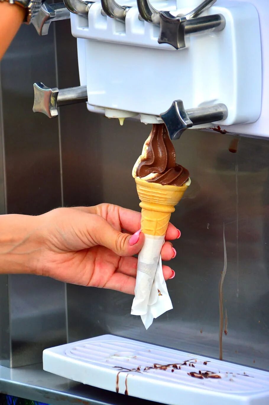 Как открыть мороженое. Аппарат мороженое ice cream. мягкое мороженое. мягкое мороженое в рожке. мягкое мороженое из фризера.