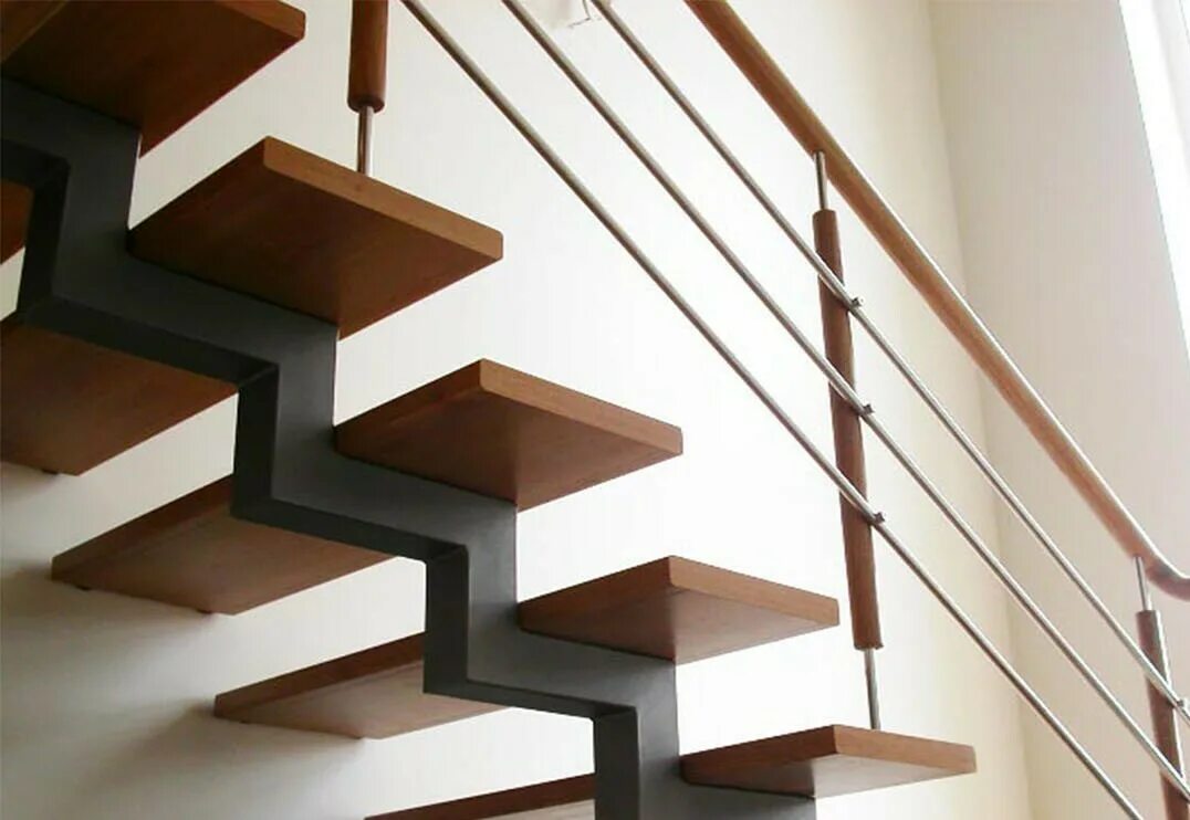 Ступени косоур из профильной трубы 40 40. Лестница 2 косоура металл. Лестница косоур профиль 80х40 яплакал. Каркас лестницы из металла. Лестница на 2 этаж на косоурах.