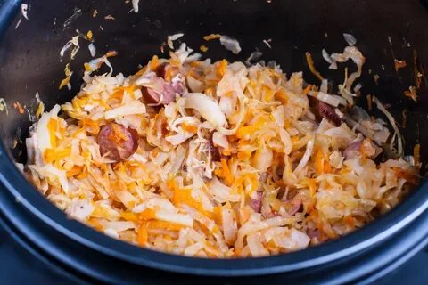 Капуста тушеная с кабачками и сосисками