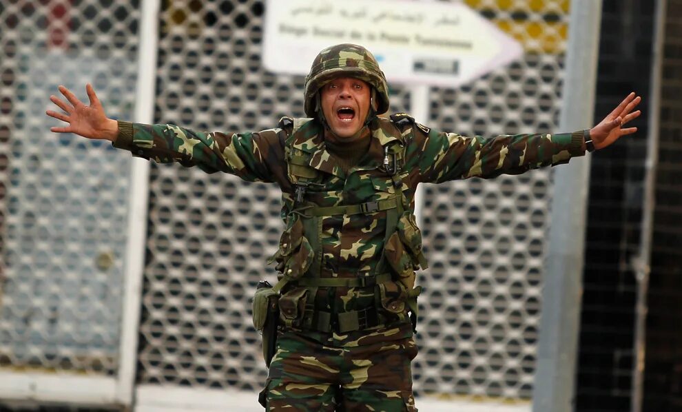 Солдат радуется. Тунисские солдаты.
