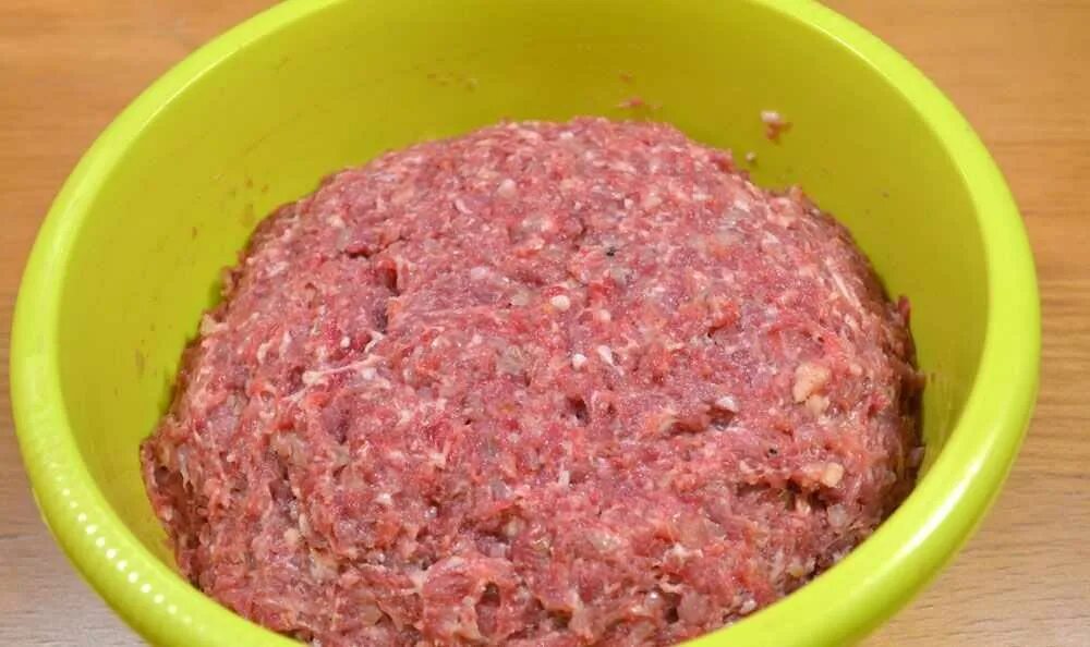 Что добавить в фарш для пельменей. Жидкий фарш. сочный вкусный фарш. тазик фарша. пельмени с говяжьим фаршем.