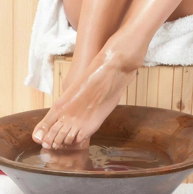 Парим пятки. Ноги в тазике с горячей водой. Горячие ванночки для ног. Горчичные ванночки для ног.