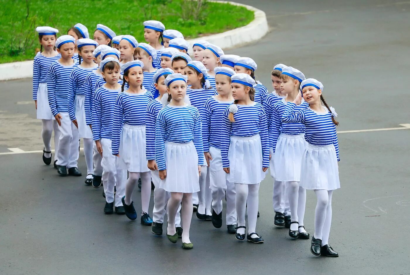 Песни для хора на 9 мая. Костюм моряков для школьников. Костюм для маршировки. Форма моряка для детей. Военная форма для школьников.