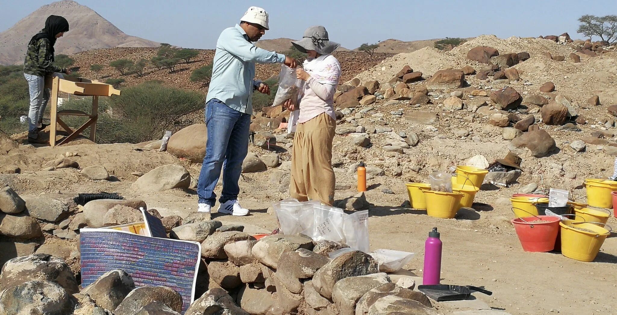 Группе археологов. Раскопки в Омане. Девушка археолог степь. Umm al nar.