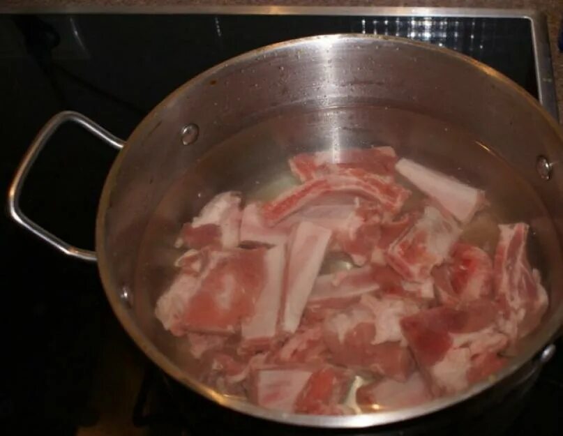 Мясо в кастрюле. Свинина в кастрюле. Мясо для варки. Свиные ребрышки для бульона.