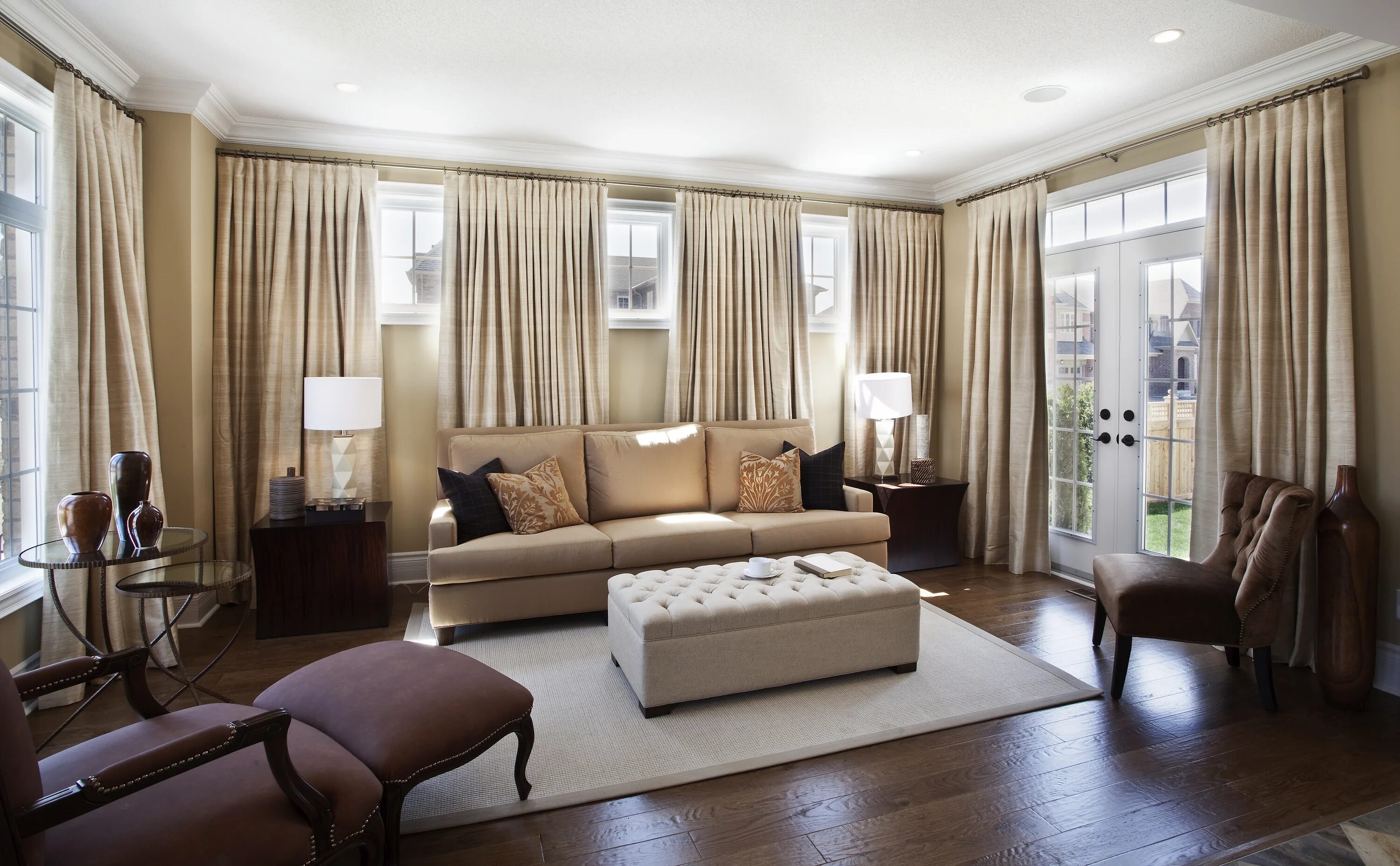 шторы бежевые в гостиную. шторы к бежевым стенам. шторы в гостиную в бежевых тонах. бежевые шторы в интерьере гостиной. бежевые шторы в интерьере гостиной.