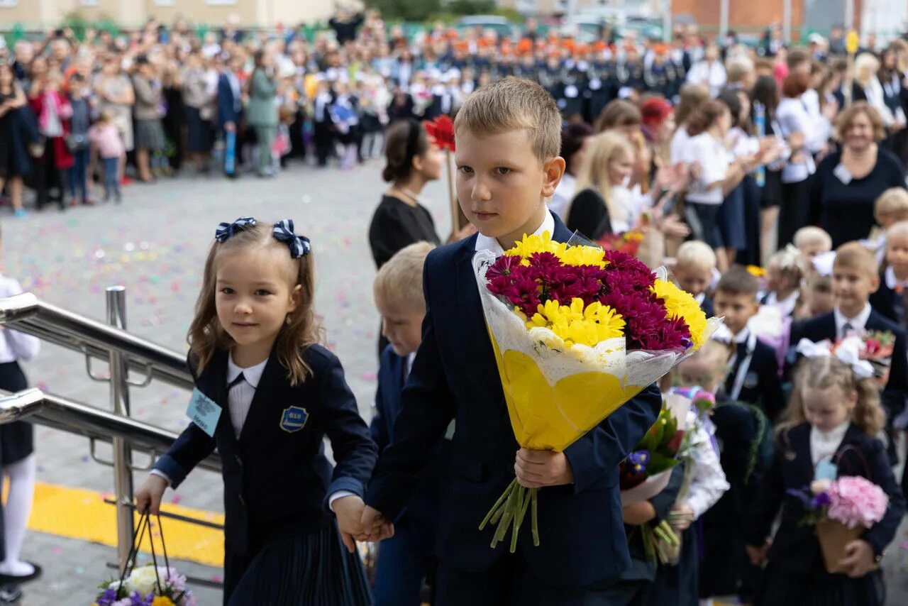 Линейка в школе. Первоклассники на линейке. Школа 1 сентября. Школьники на линейке.