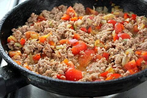 Фарш с овощами на сковороде