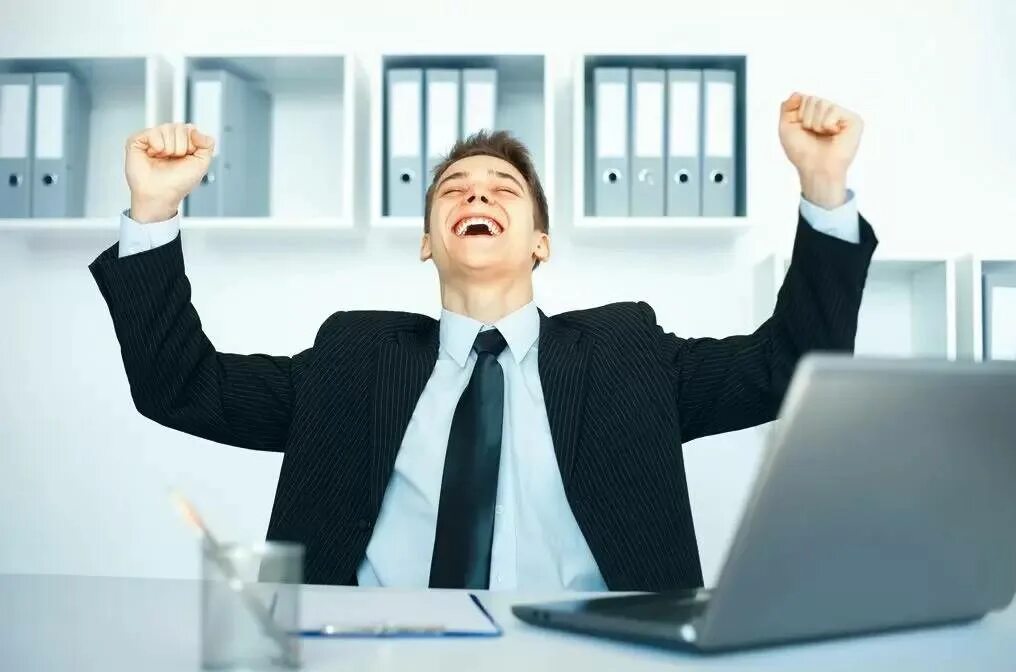 Успешно работник. Радостный работник. счастливый сотрудник. успешный работник. радостный мужчина в офисе.
