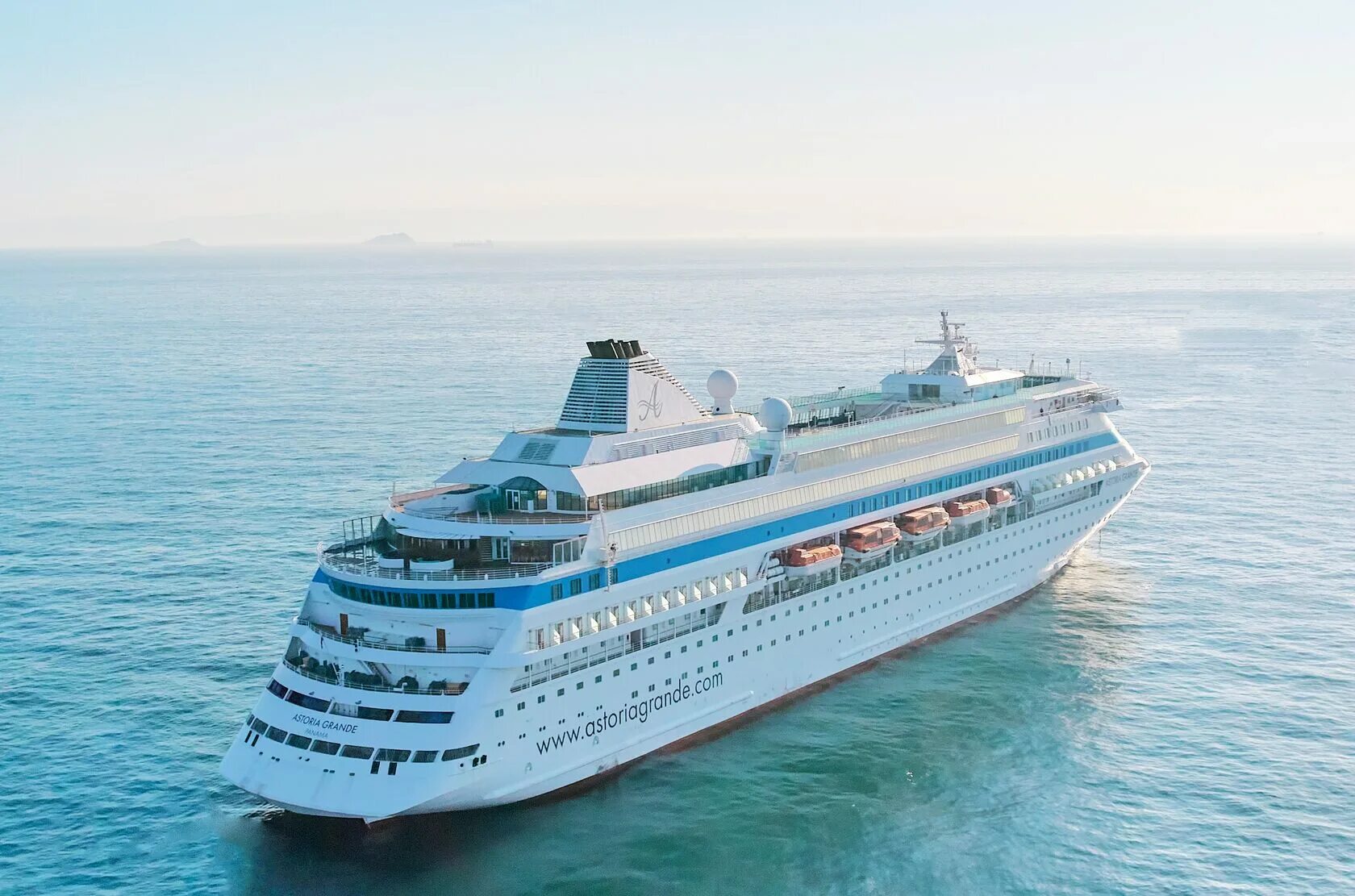 Лайнере astoria grand. Круизный лайнер astoria grande. лайнер астория гранде сочи. astoria grande 2025 лайнер. круизный корабль астория гранд.