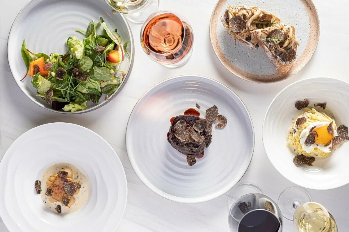 Пулярды с трюфелями. Белый трюфель казань. Трюфель блюдо. Трюфели грибы блюдо. Шатобриан с трюфелем и лисичками.