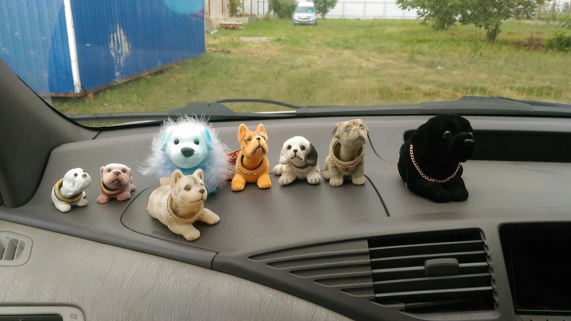 Собачка на торпеде. Игрушки в салон автомобиля. игрушка автомобиль. собачка на торпеду автомобиля. игрушка собака в машину.