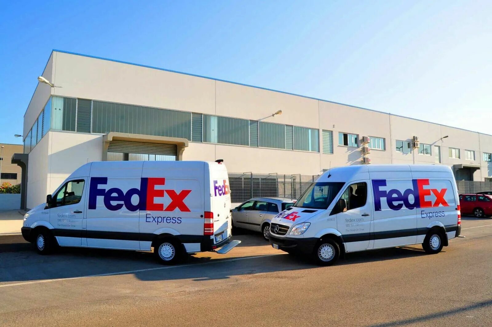 Fedex работает. Fedex машины. fedex express. фургон fedex.