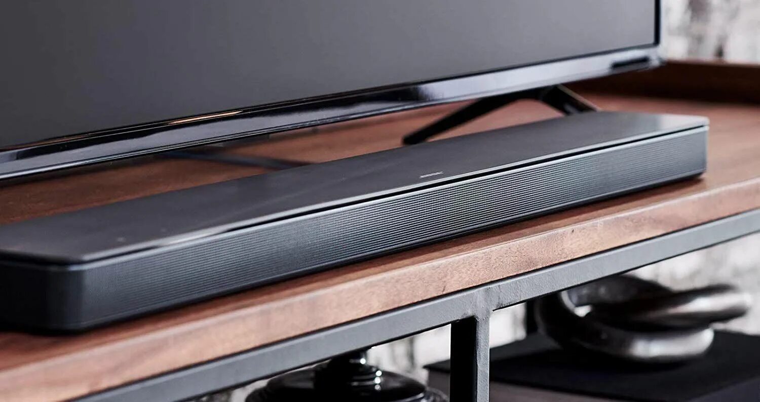 Саундбар бос. Bose soundbar 500. саундбар под монитор 24 дюйма. саундбар bose. bose soundbar 700 5.1 black в интерьере.