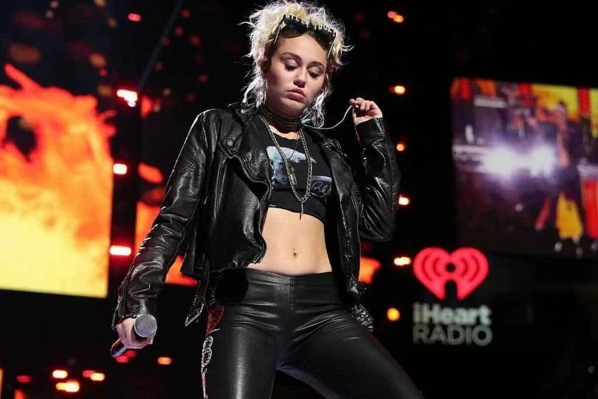 Miley Cyrus. Майли Сайрус фото 2023. Billy Idol Miley Cyrus. Майли Сайрус животик. Island miley