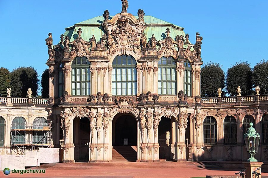 Достопримечательности дрездена цвингер. В дрездене удалили надпись. Ограбление музея в германии. Ограбление в дрездене. Цвингер в дрездене.