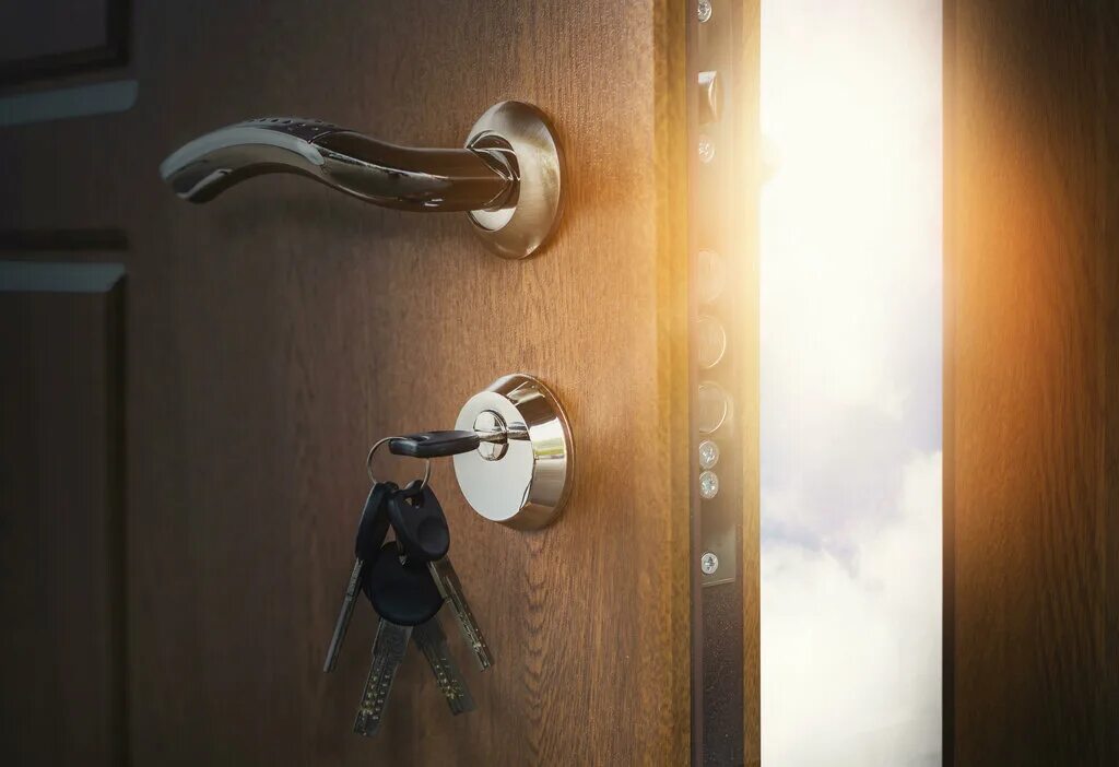 Запирать дверь во сне. Открывает дверь. Человек открывает дверь ключом. Приснился закрытый замок навесной. Замок дверной.