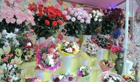 В цветочном магазине стоят