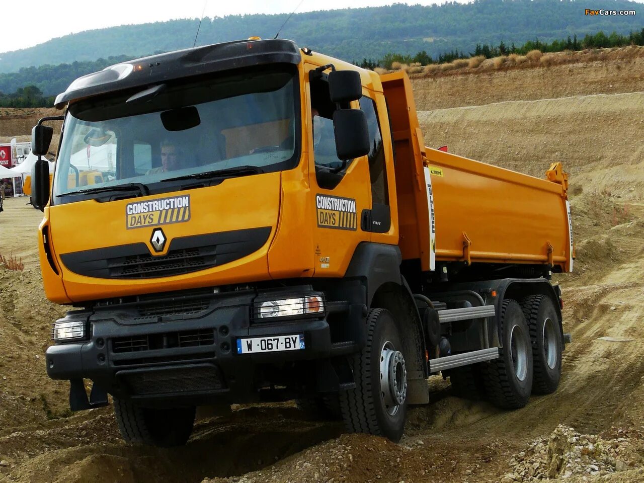 Самосвал renault. Renault Kerax 4x4. Renault Kerax самосвал. Рено Kerax 6x4. Рено Керакс 8х4 самосвал.