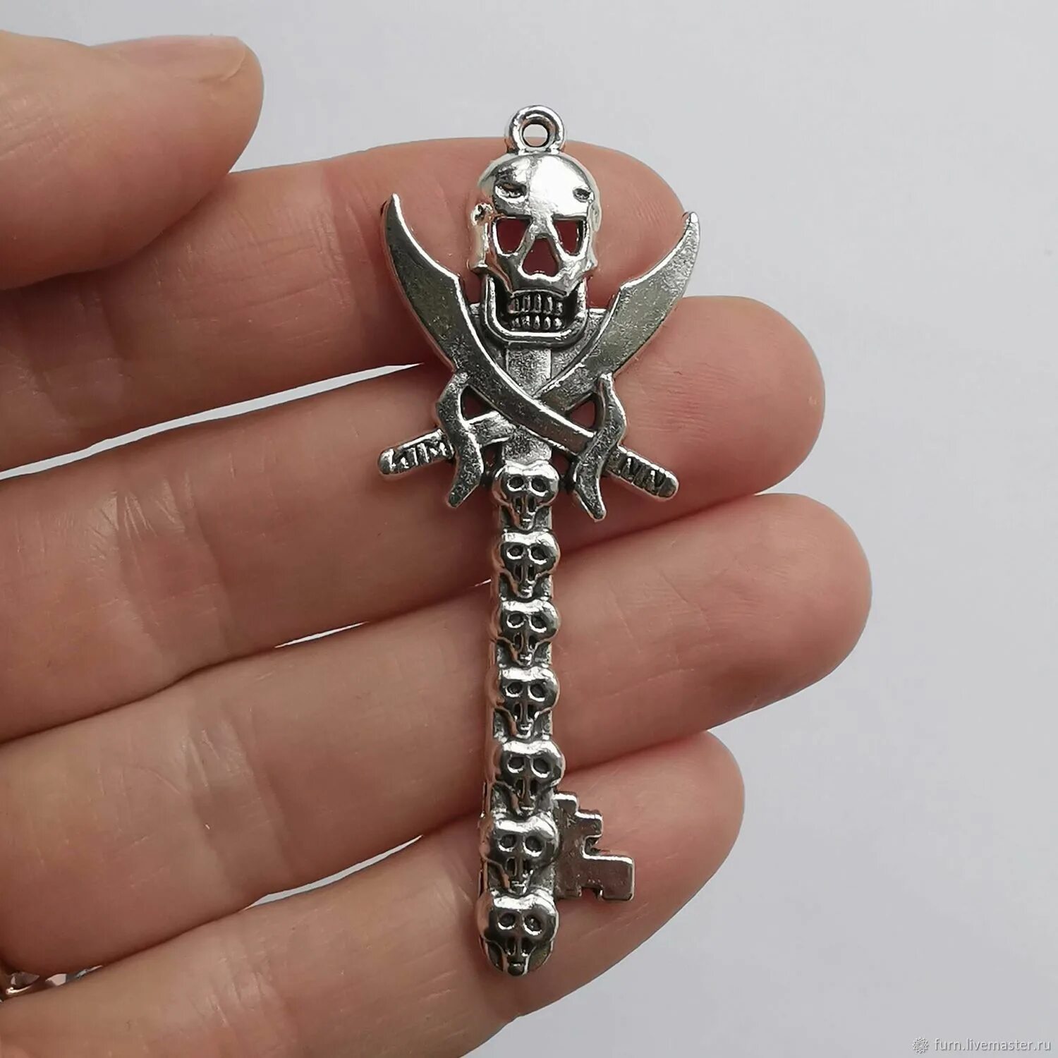 Скелетный ключ. Чехол на телефон с пиратами. Ключ от сундука с сокровищами. Древние ключи. Ключ пирата.