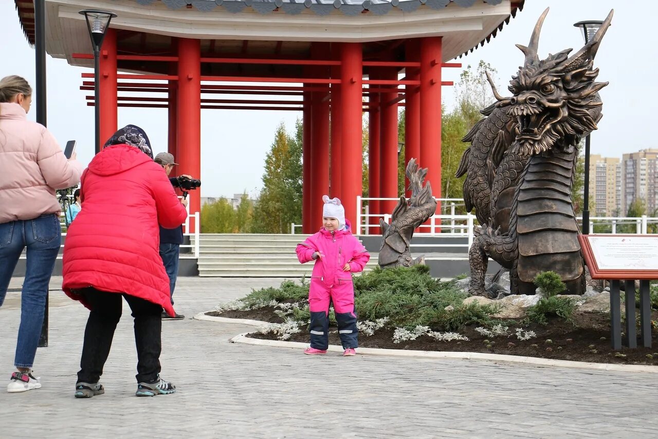 Китайский парк тюмень. Парк российско-корейской дружбы тюмень. корейский парк в тюмени на алебашевской. парк дружбы с кореей тюмень. сквер дружбы тюмень.