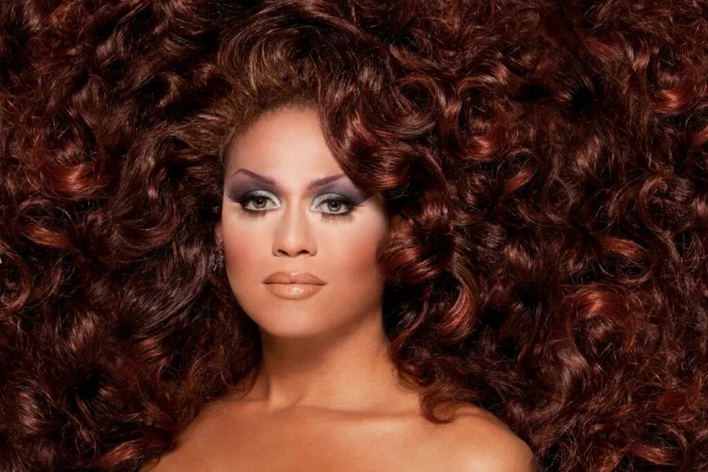 Errol Douglas - à Errol Douglas Salon.