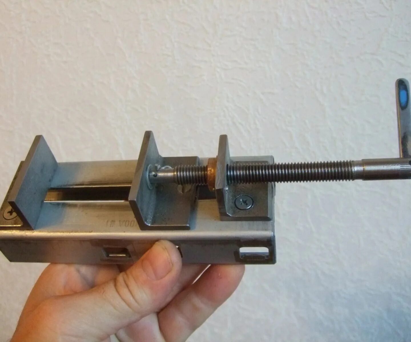 Всс-п800 тиски поворотные. Самодельные тиски для сверлилки. Тиски слесарные из швеллера. Тиски слесарные самодел. Тиски из профильной трубы 80х80х3.