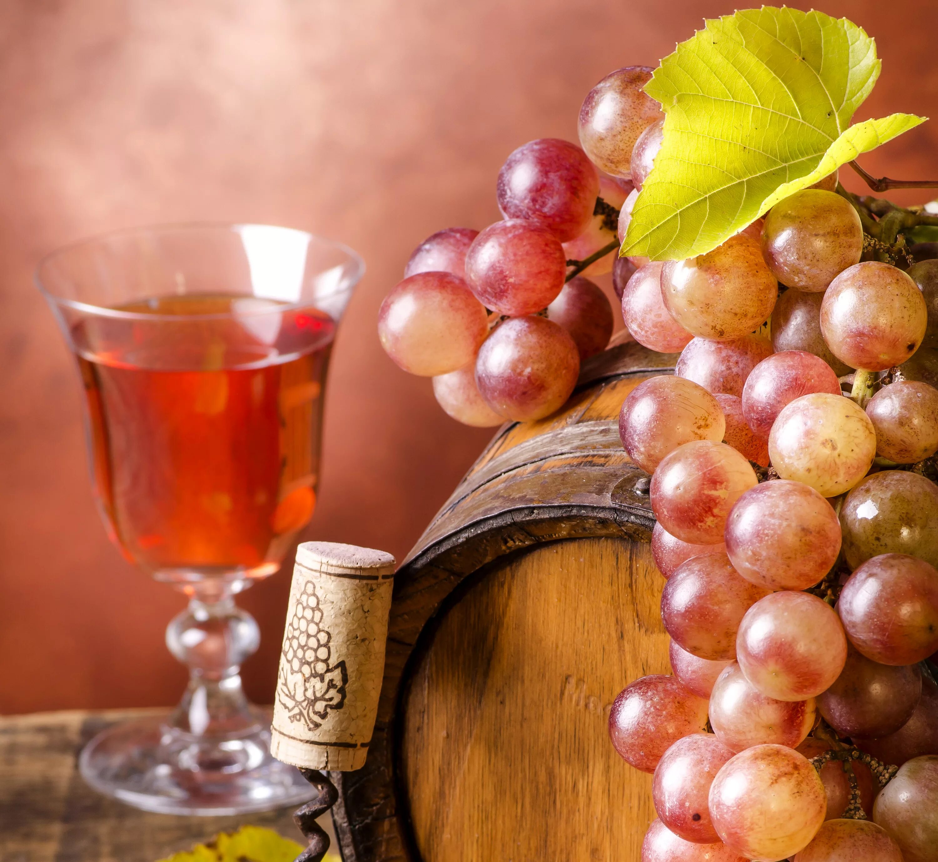 Розовый виноград вино. Вино и виноград. Осеннее вино. Вино Виноградная гроздь. Бокал с вином.