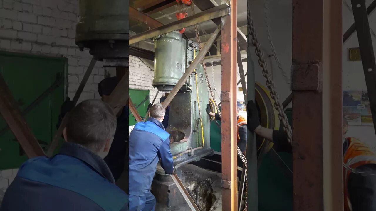 Установка молот. Монтаж кузнечного молота. монтаж пневмомолота. монтажный молот. кузнечные механизированные захваты на ковочный манипулятор.