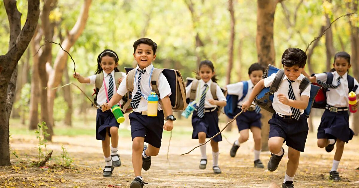 Летние каникулы в Китае. Students going to School. Indian School child. Children go to School. Go for activities