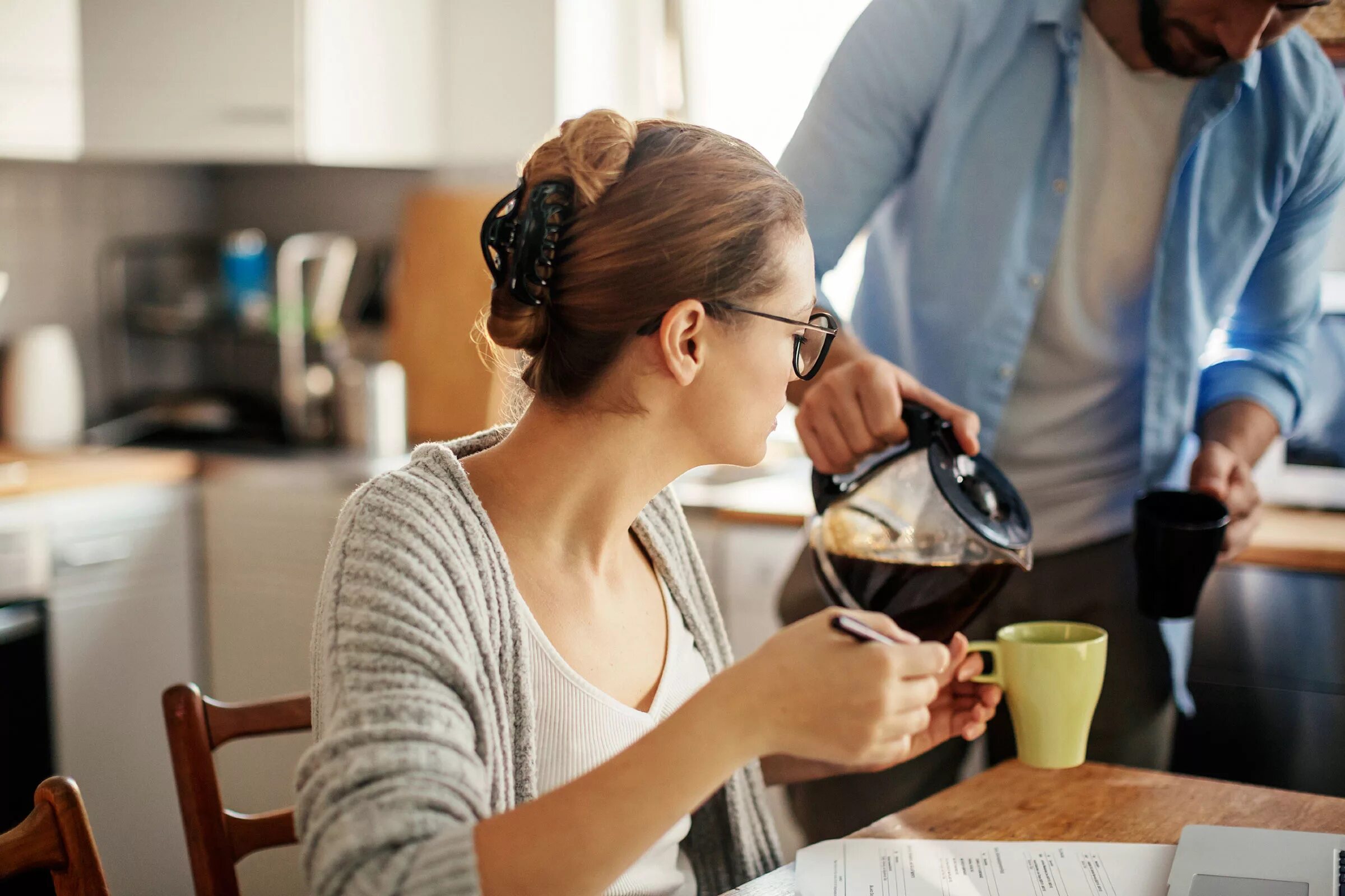 I drink coffee the morning. Пить кофе. Человек пьет кофе. Наливает кофе. Женщина наливает кофе.