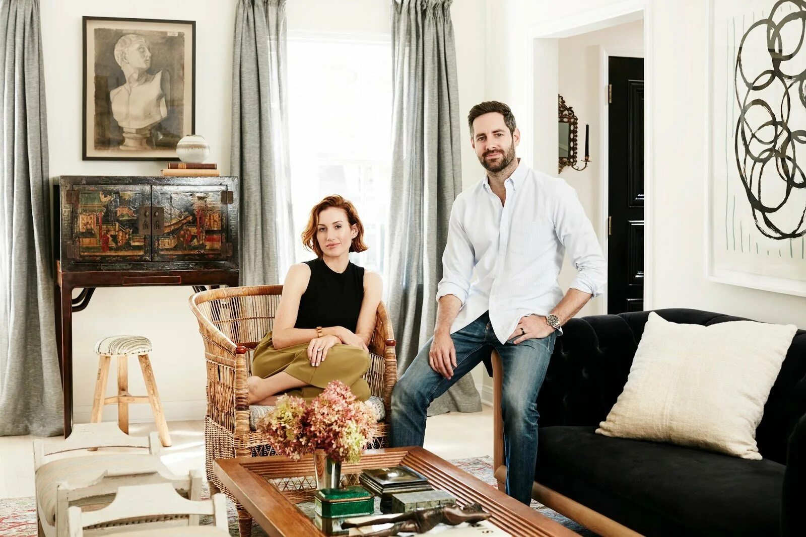 Семья в загородном доме. Новая квартира. Семья, дом. Тепло и уютно. Люди в загородном доме.