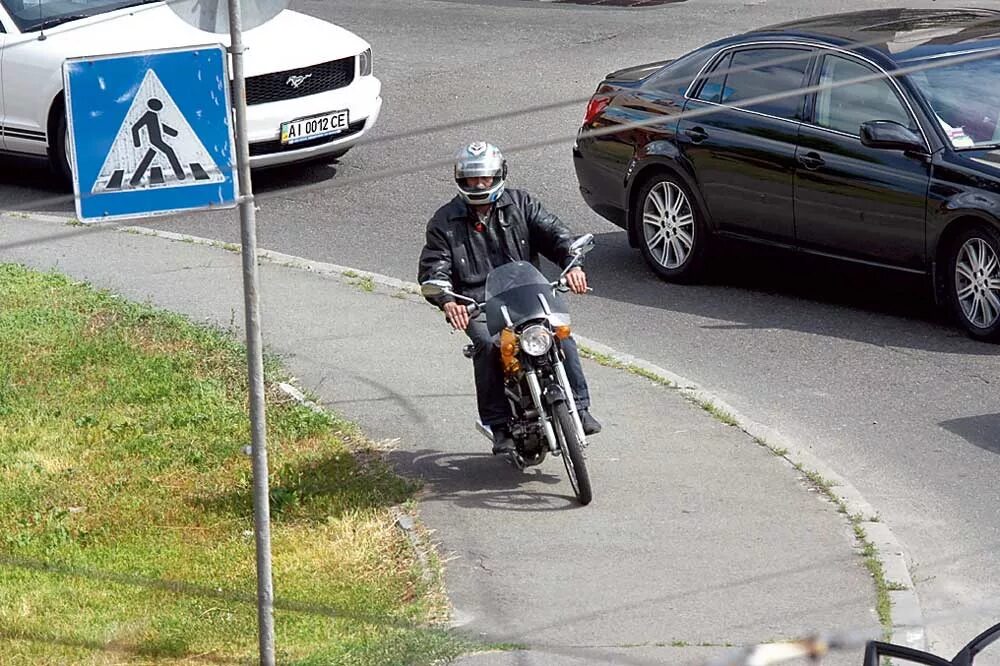 Движение мотоциклов разрешено. Мопед на дороге. скутер на дороге. мопед на тротуаре. движение мопедов.