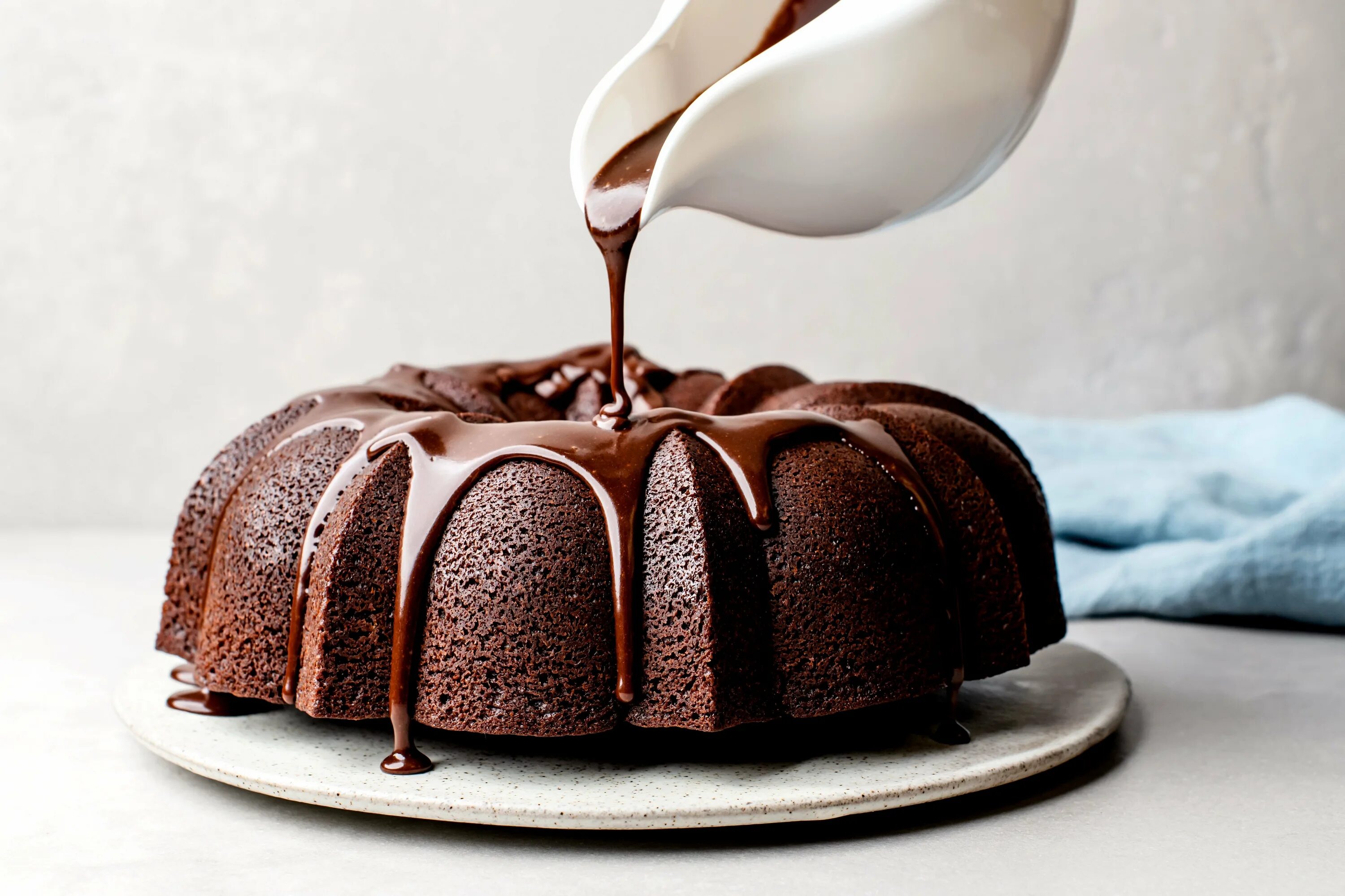 Глазурь классическая. Шоколадный торт. Шоколадная глазурь. Красивый шоколадный торт. Украшение торта помадкой.
