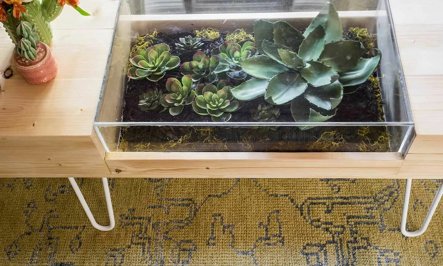 Стол для работы с поделками. The plant is the coffee table. The plant is the coffee table. Необычный журнальный столик. Стеклянные подсвечники в интерьере на журнальном столике.