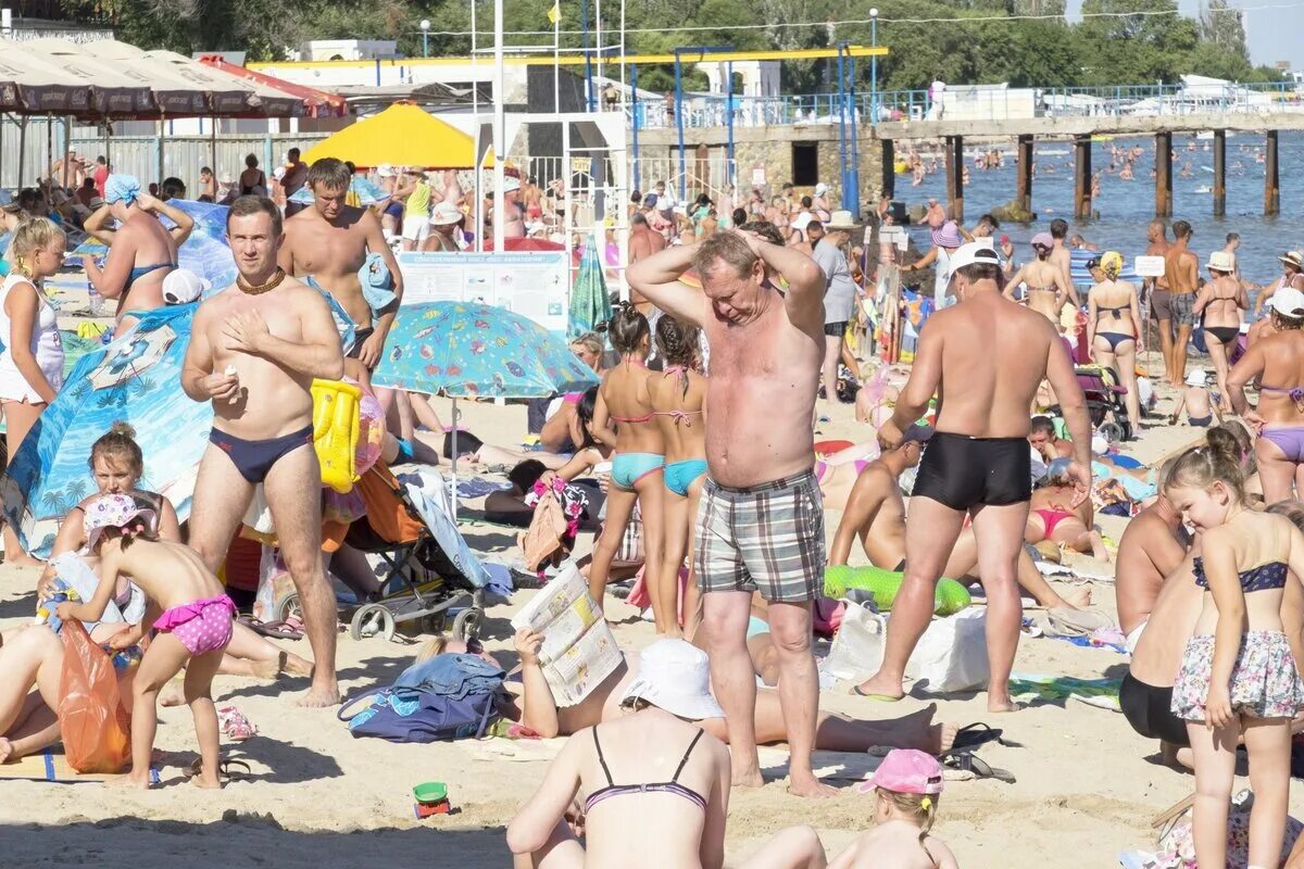 Люди на российских пляжах. Русский пляж летом. Анапа пляж люди. Русский пляж летом. Сочи пляж лето.